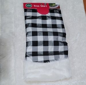 Winter Wonderlane Black/White Checkered Christmas Tree Skirt